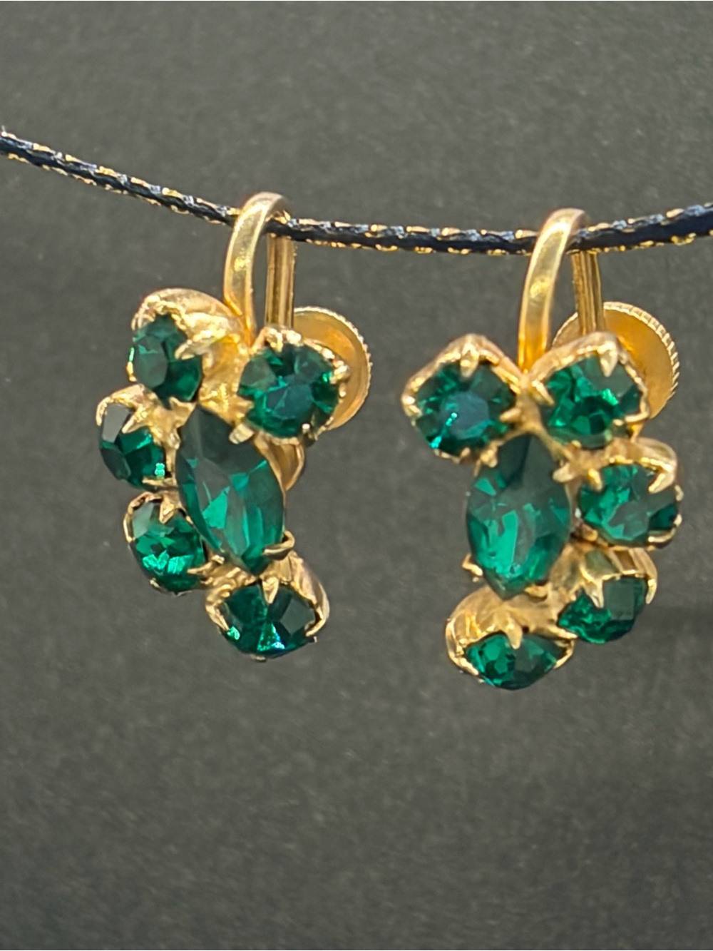 Vintage Coro Emerald Green Rhinestone Cluster Screwback Earrings Gold Tone Rare